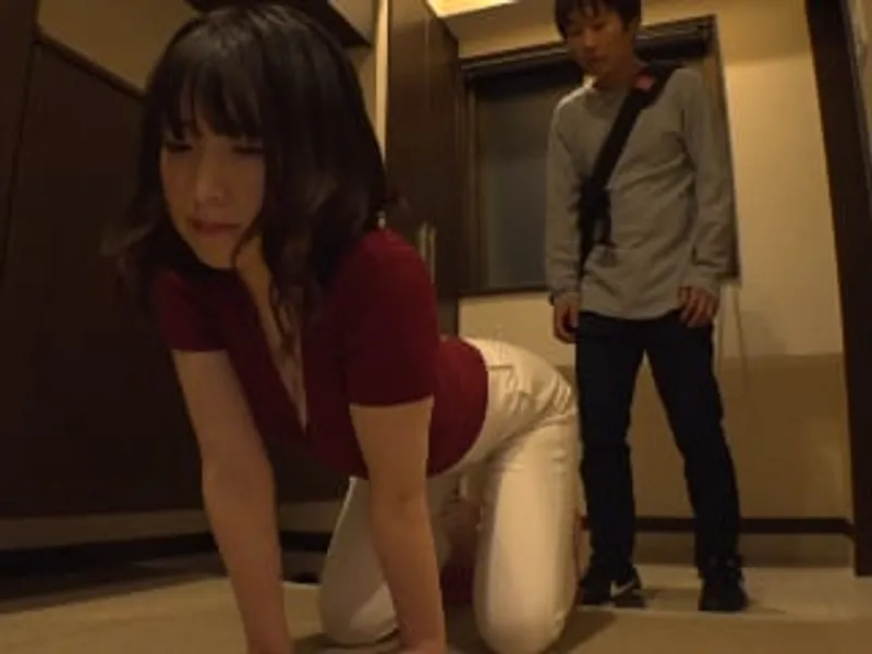 Gã chồng lo làm việc, vợ yêu ở nhà lén lút với cậu thanh niên phòng bên