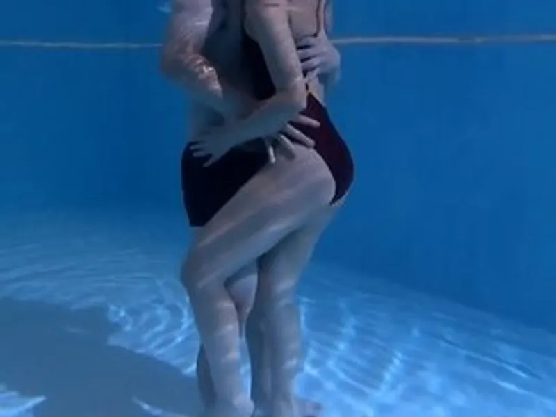 Gã chồng lạnh nhạt, cô vợ địt nhau với hlv dạy bơi