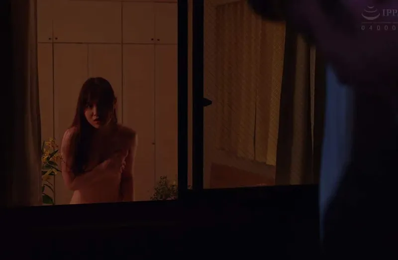 Cô nàng cạnh nhà anh xã ông xã nhà sát bên thường xuyên thay đồ ở ngay cửa sổ